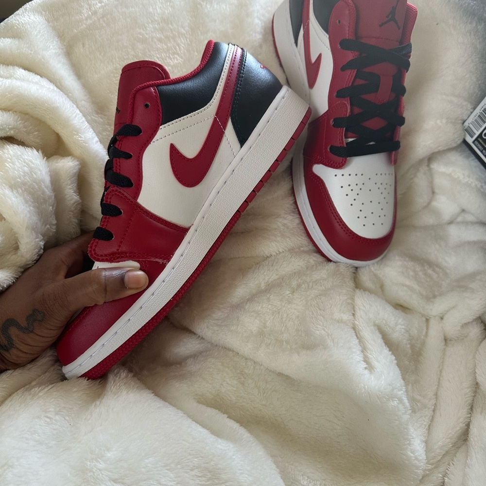 NWT AIR JORDAN 1 LOW GS 6.5 Youth🏀🏀🏀❤️🖤❤️🖤 - Picture 8 of 16